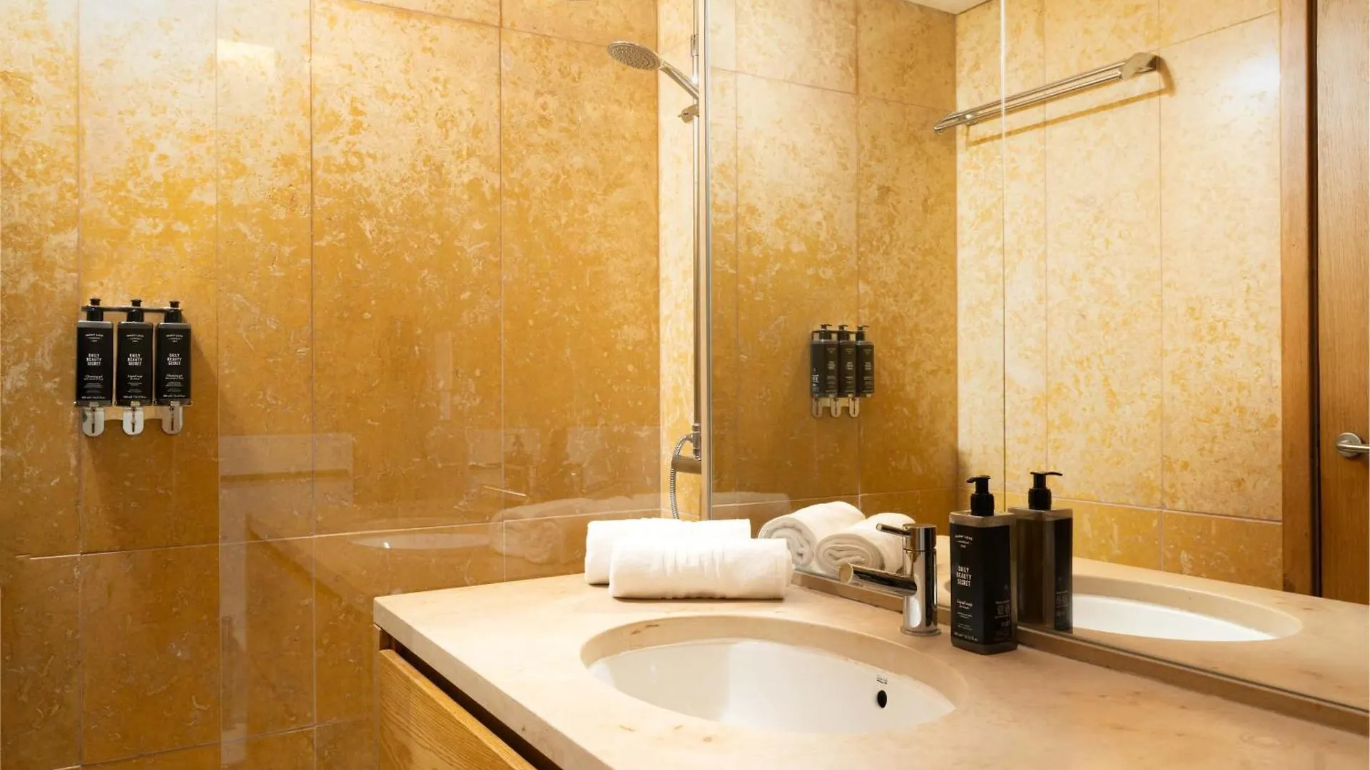 Limehome Lisbon Rua Eca De Queiroz 0*,